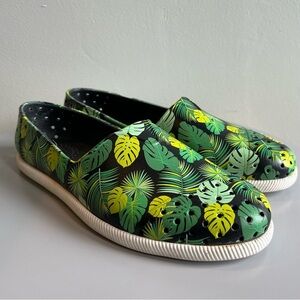 Native slip-ons. Tropical leaf print, monstera. Black green. Women’s size 6